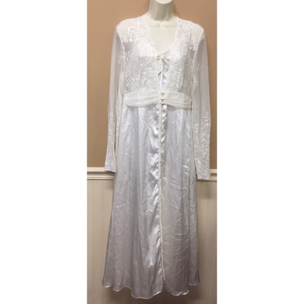Madison Studio Intimates Long Ivory Nightgown Set